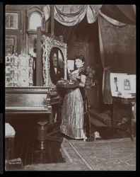 Kunstenares Mary Tillinghast schildert een portret in haar studio, New York, c.1897